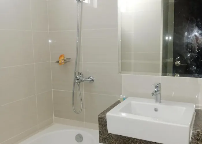 8 Newtown Boulevard Apartment Punta Engano (Mactan)